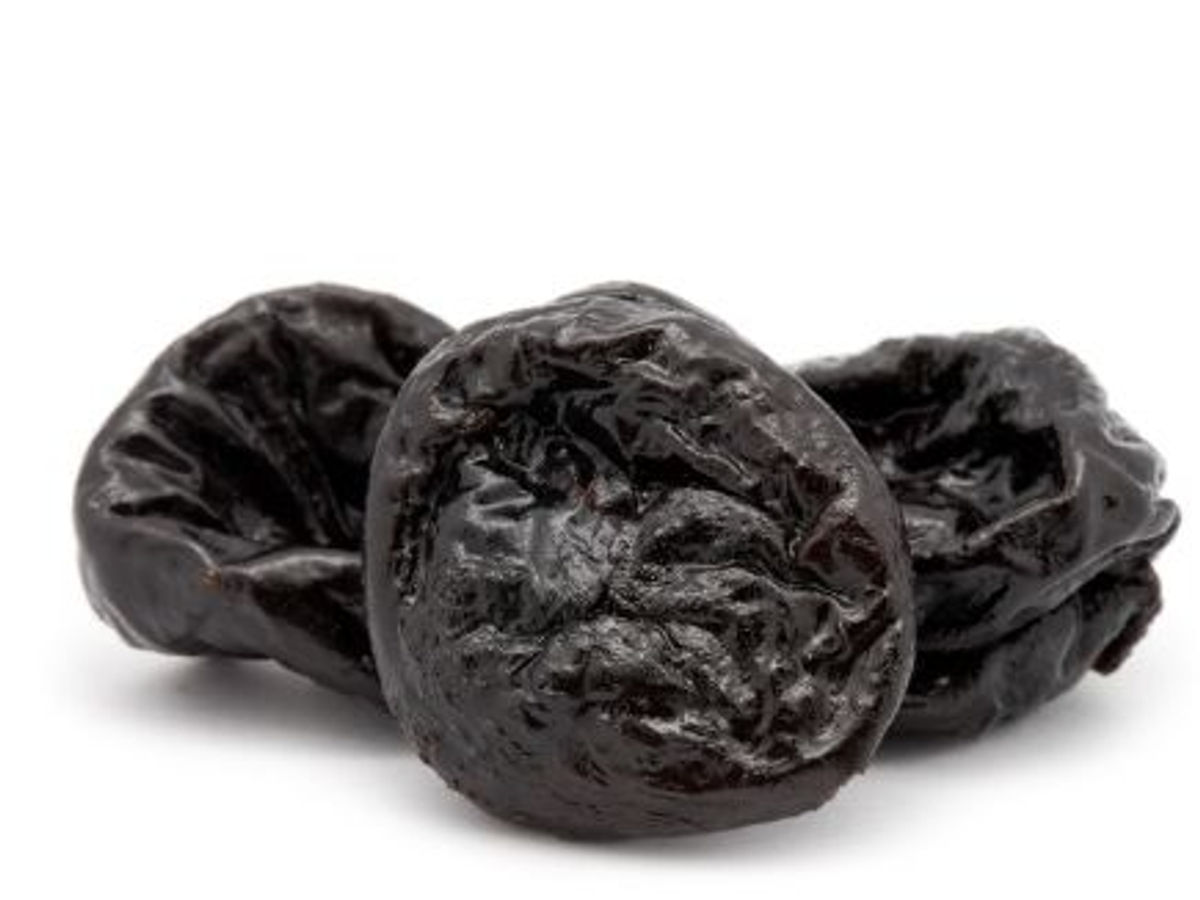 Bulk dried pitted prunes